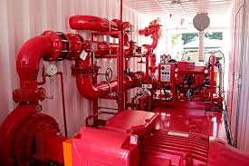 Casa de bombas com tubulações industriais para sistema de incêndio