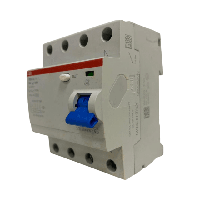 Eletricista inspecionando painel elétrico com dispositivos DR